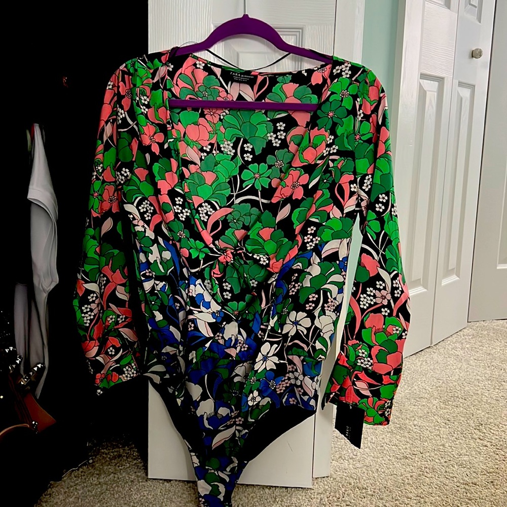 Beautiful Zara body suit that ties in the front.